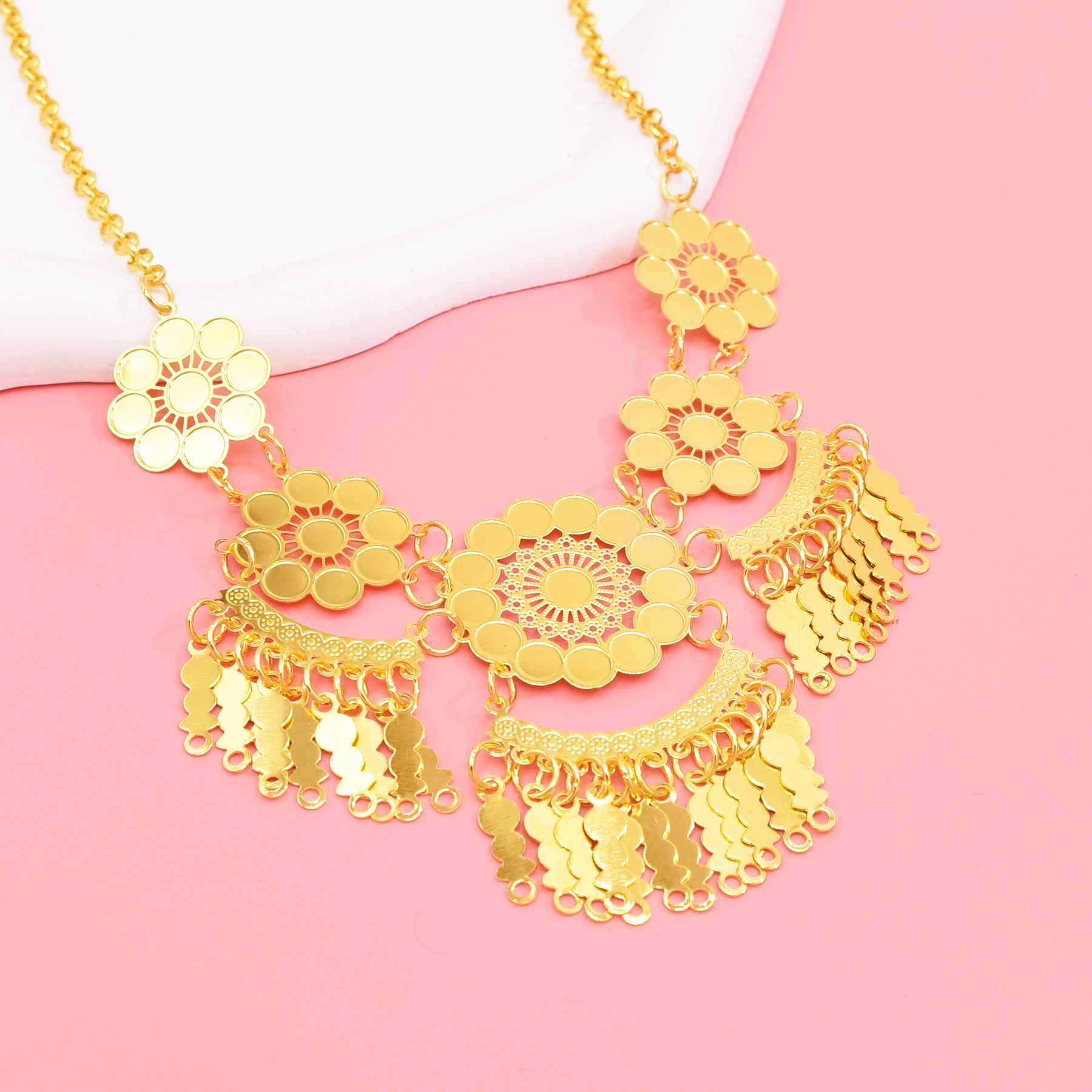 Collier de fleurs carrées creu - Ethnic Fashion In Dubai avis et prix