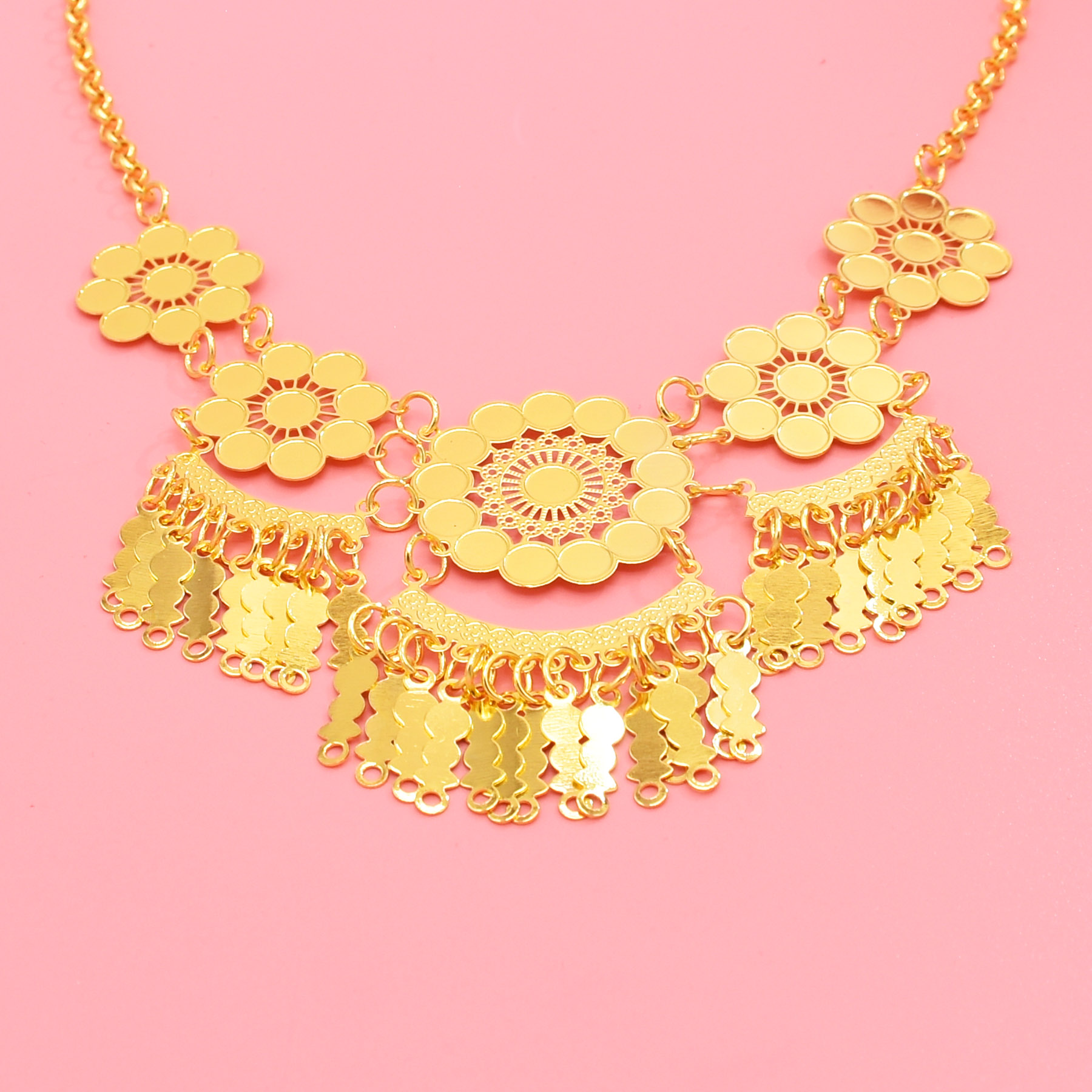 Collier de fleurs carrées creu - Ethnic Fashion In Dubai avis et prix