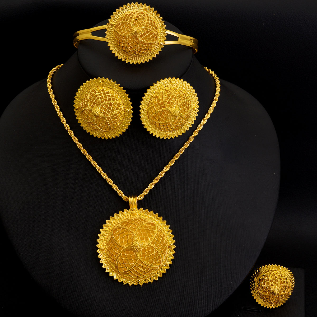 Ensemble de bijoux couleur dor - Ethnic Fashion In Dubai avis et prix