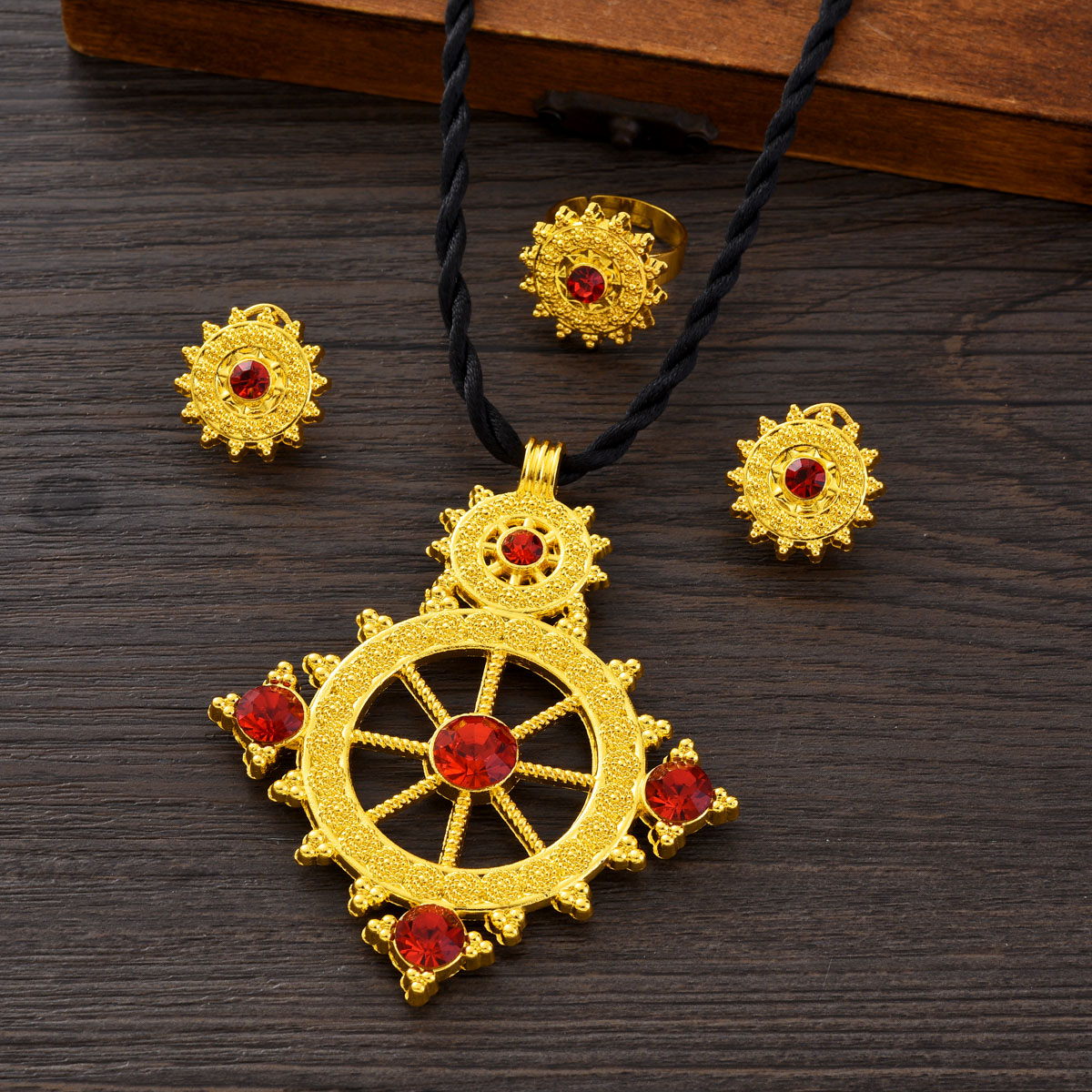Ensemble de bijoux couleur dor - Ethnic Fashion In Dubai avis et prix